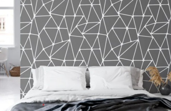 Dinding dengan pola geometris segitiga